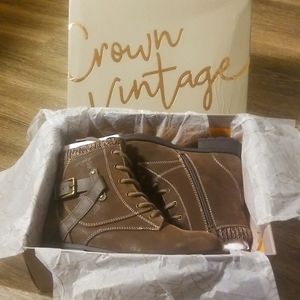 Crown Vintage Boots, size 6, NIB